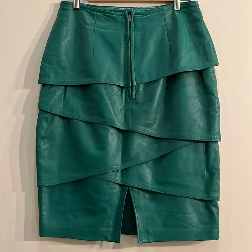 Ladies Green Lambskin Leather Skirt - Picture 3 of 5